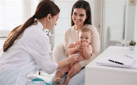Un pediatra che parla con una famiglia, mostrando empatia e chiarezza