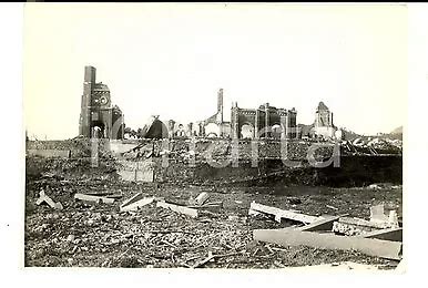 Immagine storica delle rovine della Cattedrale di Urakami dopo la bomba atomica