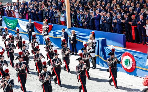 Foto storica della parata del 2 giugno con mezzi militari o reparti in sfilata