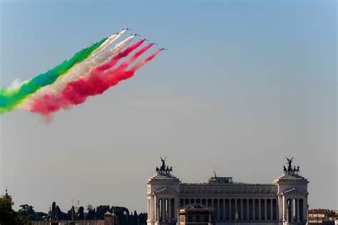 Foto delle Frecce Tricolori sopra l'Altare della Patria durante una celebrazione
