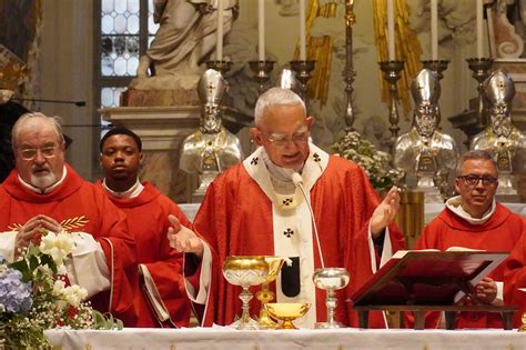 Assemblea liturgica che canta durante la Messa