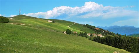 Foto del grande parcheggio ai Colli di San Fermo, con vista sulle montagne circostanti