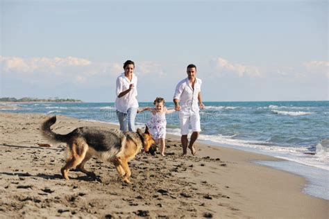 Famiglia che gioca con il cane in un giardino di montagna