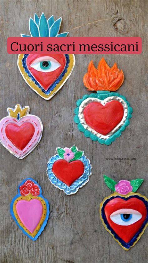 Vari cuori sacri messicani colorati e decorati