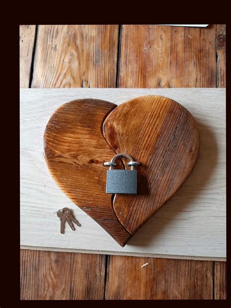 Intaglio di un cuore di legno con motosega