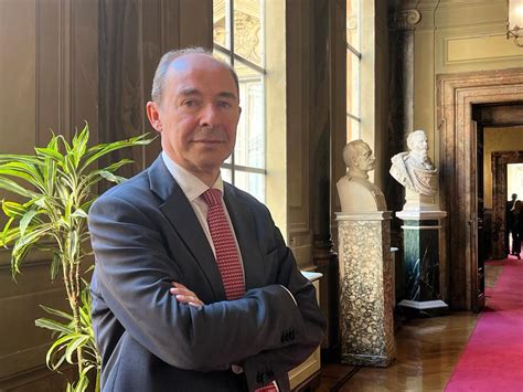 foto di Pierantonio Zanettin in un contesto parlamentare, che esprime preoccupazione