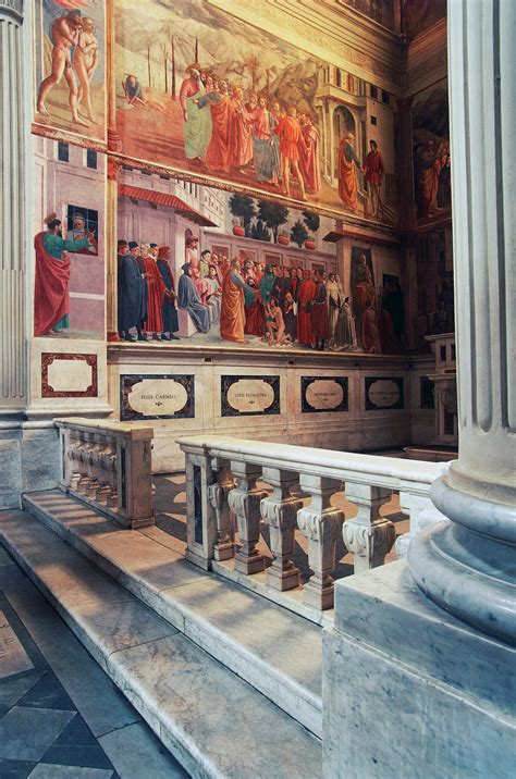 Foto dettagliata dell'interno della Cappella del Paradiso con le sue numerose statue
