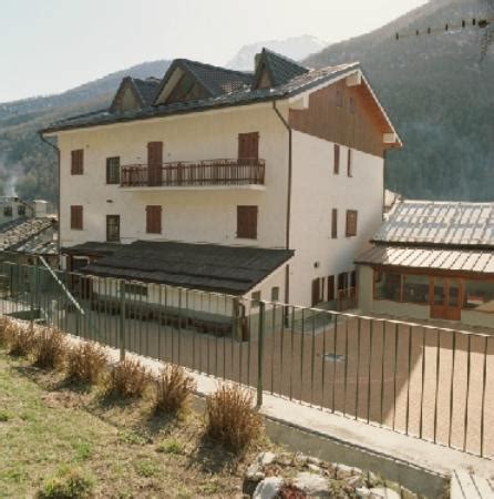 Foto esterna di Casa San Giuseppe a Pragelato con architettura alpina