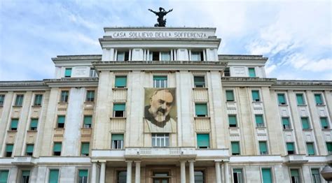 Foto della Casa Sollievo della Sofferenza con l'urna di Padre Pio