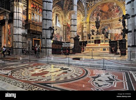 Ancona marmorea dell'altare maggiore del Duomo di Erice raffigurante la Vergine con il Bambino e santi