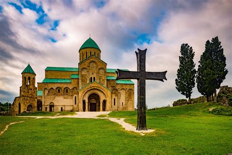 Foto panoramica della Cattedrale di Bagrati con Kutaisi sullo sfondo