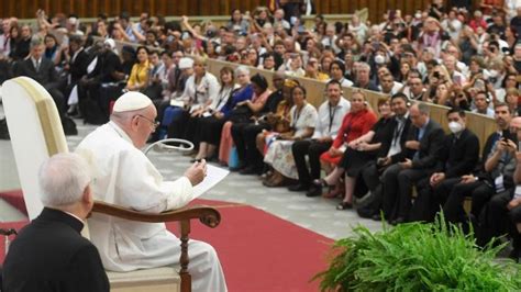 Tematica: Papa Francesco che parla a una folla gioiosa, persone che sorridono