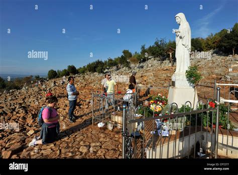Panorama di Medjugorje con la collina delle apparizioni in primo piano