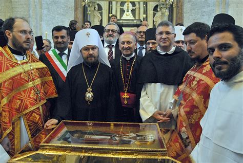 Folla di fedeli a Mosca in adorazione della reliquia di San Nicola