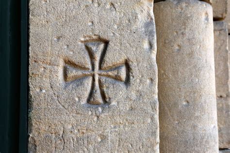 Raffigurazione stilizzata di una croce con simboli cristiani