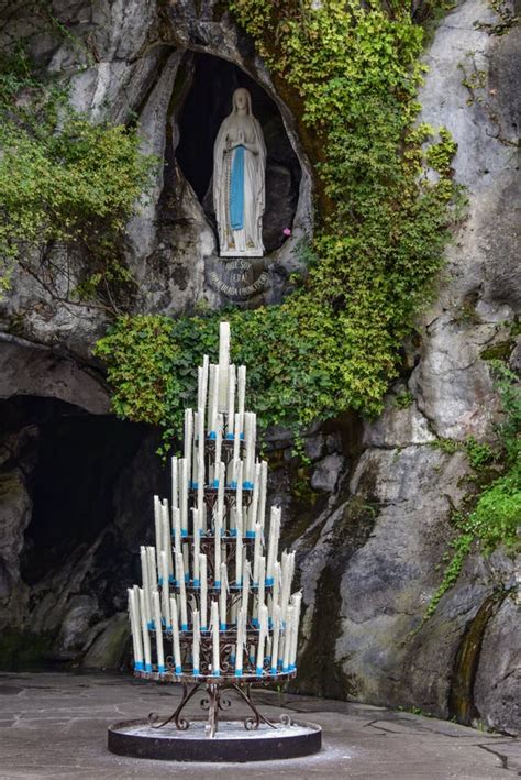 Immagine della Grotta di Massabielle a Lourdes con Bernadette in preghiera