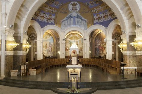 Vista interna della Basilica sotterranea San Pio X a Lourdes durante una Messa Internazionale