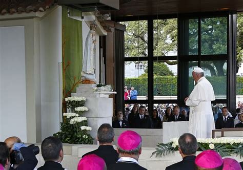 Papa Francesco in preghiera alla Cappellina delle Apparizioni di Fatima