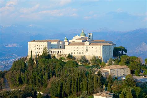 Veduta aerea panoramica dell'Abbazia di Montecassino sulla cima del monte