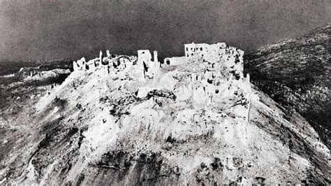 Foto storica dell'Abbazia di Montecassino dopo il bombardamento del 1944
