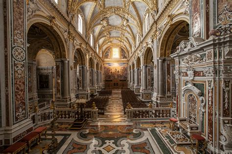 Interno della Basilica di Montecassino con l'altare maggiore e il coro in legno intagliato