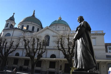 Don Bosco in mezzo ai giovani dell'Oratorio di Valdocco