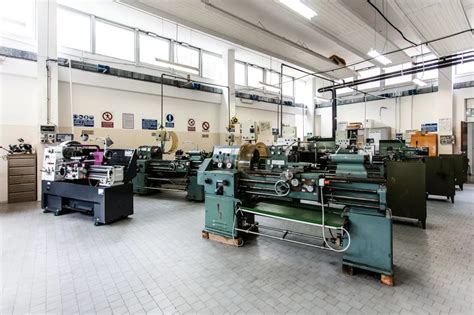 Giovani in un laboratorio di meccanica del CNOS-FAP