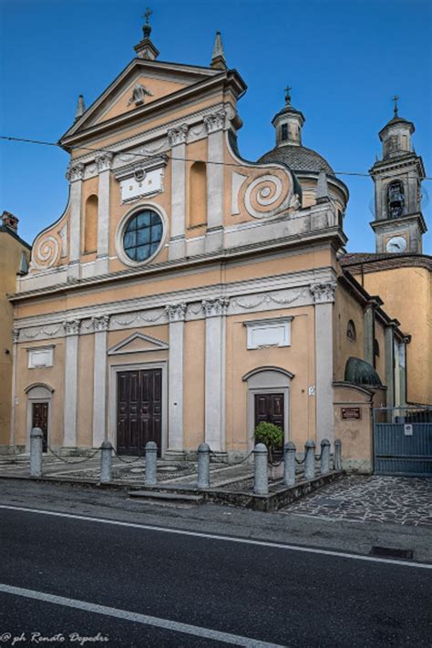 Esterno di una chiesa parrocchiale in un comune siciliano