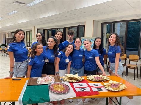 Foto di gruppo di una comunità missionaria laica in attività