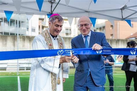 Cerimonia di inaugurazione del campetto di calcio dell'oratorio con il taglio del nastro