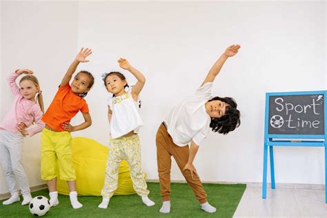 Bambini e ragazzi che praticano sport nel contesto di un progetto educativo