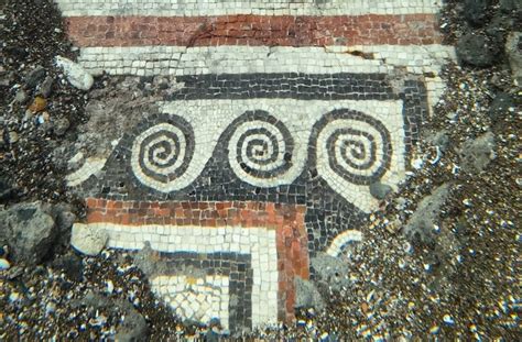 Mosaico a onde e nuovo mosaico geometrico rinvenuto a Baia