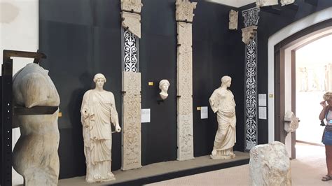 Foto dell'altare nabateo esposto al Museo Archeologico dei Campi Flegrei