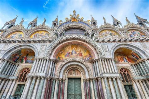 Interno della Basilica con dettaglio delle decorazioni barocche