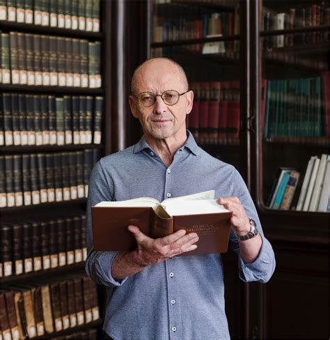 Ritratto di Mauro Biglino durante una conferenza