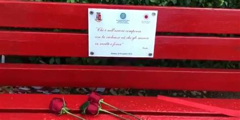 Foto di panchina rossa commemorativa contro il femminicidio