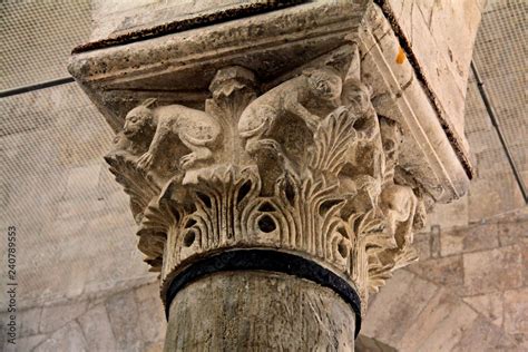 Capitello medievale con decorazioni che ricordano il mais