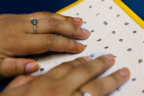 Tematica: Foto di testi in Braille o persone che interagiscono tramite il sistema Braille.