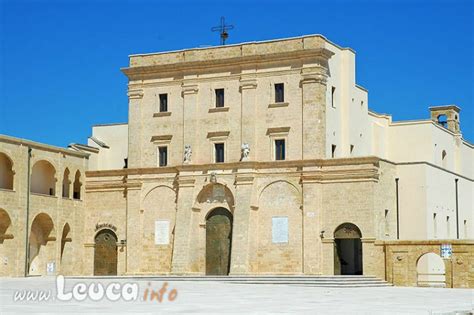 Interno della Basilica Santuario Santa Maria de Finibus Terrare a Leuca, con decorazioni barocche