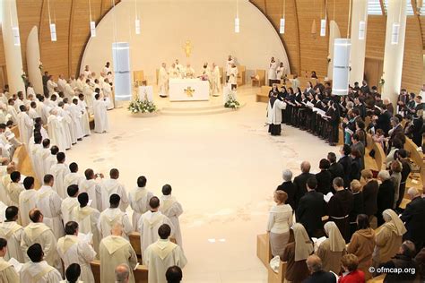Assemblea liturgica con vari ministri in azione