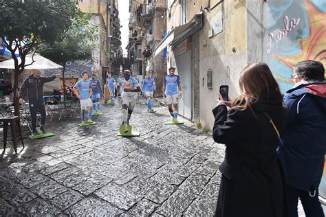 Paesaggio primaverile e scorcio di Ciminna durante i preparativi per la festa, con luminarie e bandiere
