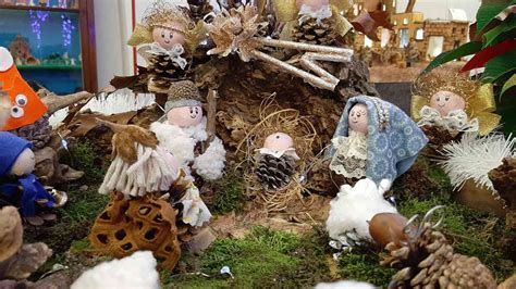 Foto di un piccolo presepe artigianale realizzato con pigne e figure stilizzate