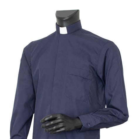 foto di sacerdote che indossa una camicia clergyman