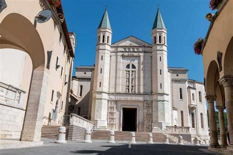 Fotografia attuale della facciata della Chiesa di Santa Rita da Cascia in Via del Teatro Marcello