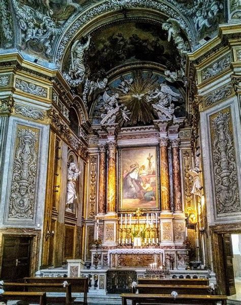 Interno della Chiesa di Santa Rita da Cascia alle Vergini con dettagli degli affreschi