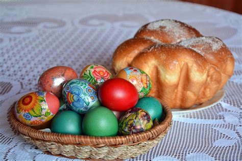 foto di uova pasquali ortodosse decorate con simboli