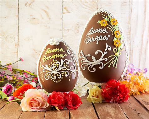 foto di uova di cioccolato artigianali e decorate