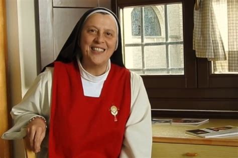 Suor Maria Gloria Riva che medita, con sfondo di un Giubileo e Papa Leone XIV