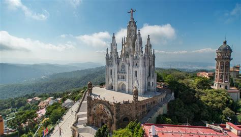 Panorama di Barcellona dalla cima del Tibidabo al tramonto