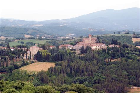 Vista panoramica di Monte Santa Maria Tiberina con il suo castello